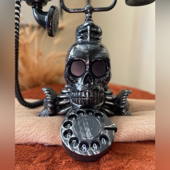 ✨S O L D✨ ➖🎃Halloween Black Spooky Talking Skull Phone-Glowing Spinning Eyes - Picture 4 of 8